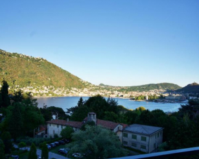 The Blue - lake / city view modern apt near villa Olmo Como
